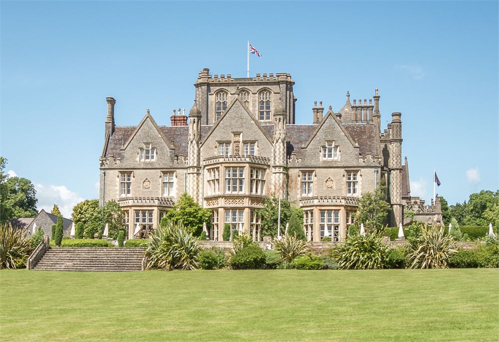 Are you looking for a special wedding venue for your big day in the Bristol area? Gorgeous De Vere #TortworthCourt @devereofficial is holding a wedding open evening 6-9 tonight  #weddingvenue #Gloucestershirebride #bridetobe #weddingshow #bridal #inspiration #wedding  #bride