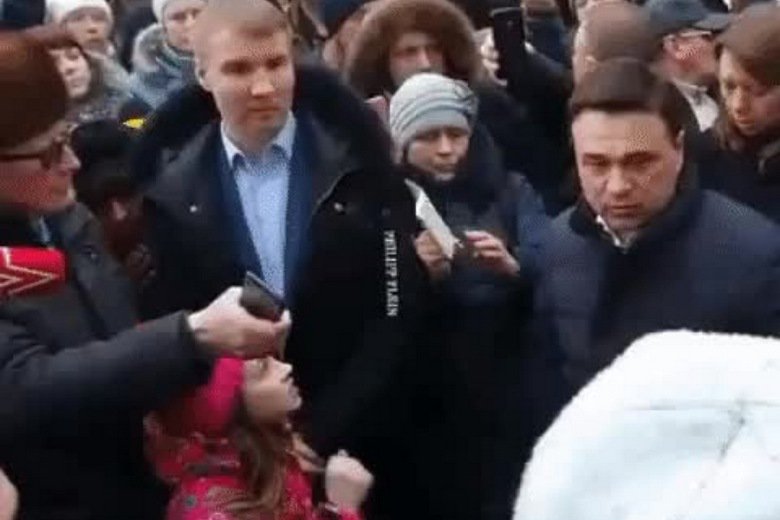 crimerussia's tweet photo. Девочка показала угрожающие жесты губернатору Воробьеву на митинге в Волоколамске 
https://t.co/cY4E23l72S https://t.co/2WjRTM54Ag