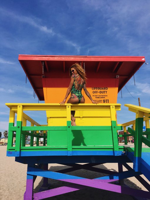 Taste the rainbow 🌈 #venicebeach https://t.co/qQPoFXO0mi