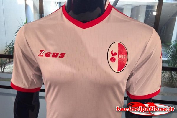 barinelpallone's tweet photo. Aiutiamo Raffaele: raccolti 6.000 euro con l'asta benefica delle #Maglie biancorosse. https://t.co/slLRup1IVE #AiutiamoRaffaele #Amalabari #Fcbari1908 #RaffaeleCarofiglio #Serieb #barinelpallone https://t.co/E2qpop4vRQ