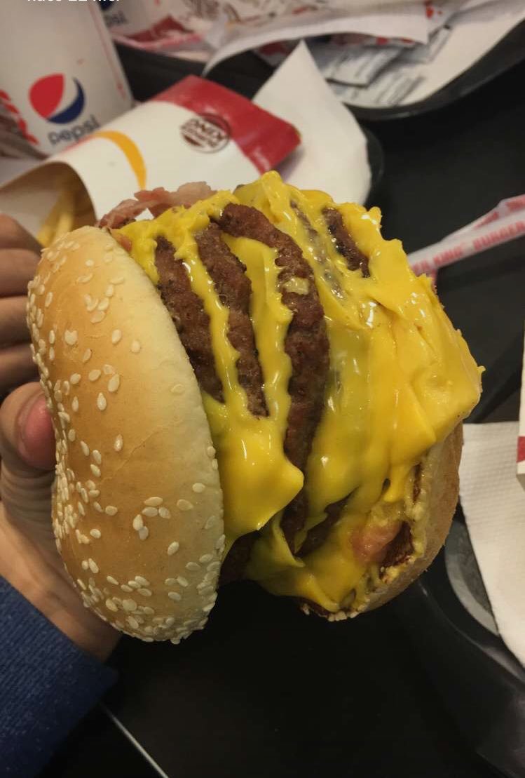 DionisioTomasOk's tweet photo. Tengo ganas de vos 🍔 https://t.co/gAb1AGZ2UN