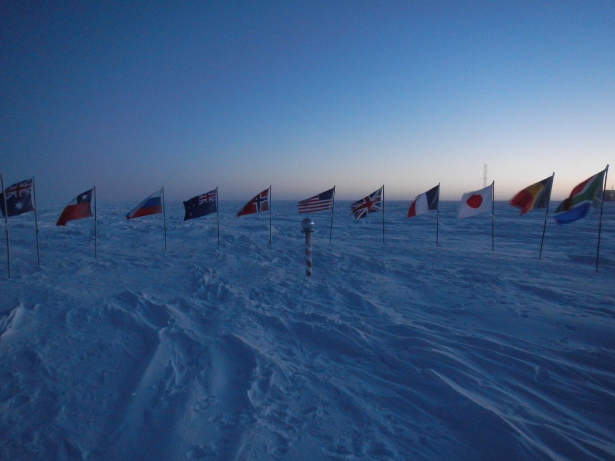 AntarcticReport's tweet image. The Equinox has passed, the Sun has set; 24/7 direct sunlight has been extinguished for another 6 months at the South Pole. Civil twilight has begun lasting until 5 April when the Sun reaches 6° below the horizon, when bright stars become visible (pic from 2012 by Dale Mole @NSF)