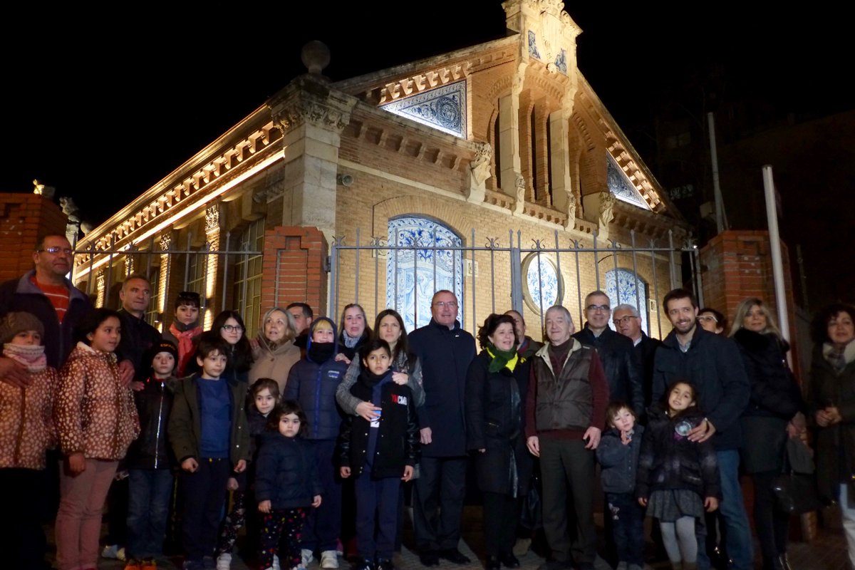 reus_cat's tweet photo. Inaugurada la il·luminació ornamental de la façana de l'escola Prat de la Riba #AnyCaselles #Reus #arquitectura

https://t.co/NmHa1ME7Vr https://t.co/Nb5nZpenzV