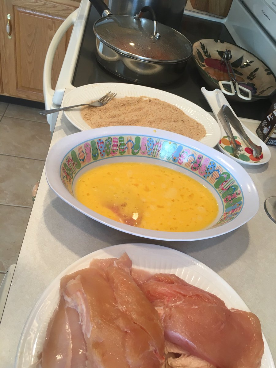 MMauriello4156's tweet photo. On tonight’s episode of Guy’s Grocery Games: Snow Day Edition, Chef Principal Mauriello prepared a a savory Chesapeake Chicken Alfredo Pasta with Veggies &amp; a garlic cheddar biscuit.  It looks like the judges were pleased! @EatFellowHumans @GuyFieri https://t.co/bwIApkXADA