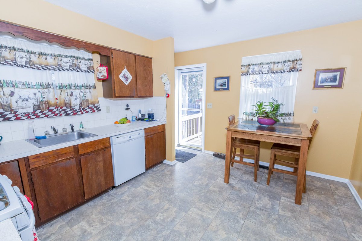 RoohanRealty's tweet image. NEW #2family #property #forsale in #saratogasprings -rent out 1 or both units for #rental #income! Each has 2BR/2BA &amp;amp; #deck. High Walkability score just blocks from #downtown #Saratoga w/shopping, restaurants, #racetrack #realestate #invest #justlisted bit.ly/nelsonave2fam