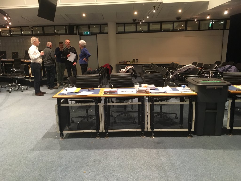 MaaikedeGlee's tweet photo. Stembureaus in #apeldoorn zijn gesloten. #gr18 @OmroepGLD https://t.co/e1FgOcE3J0