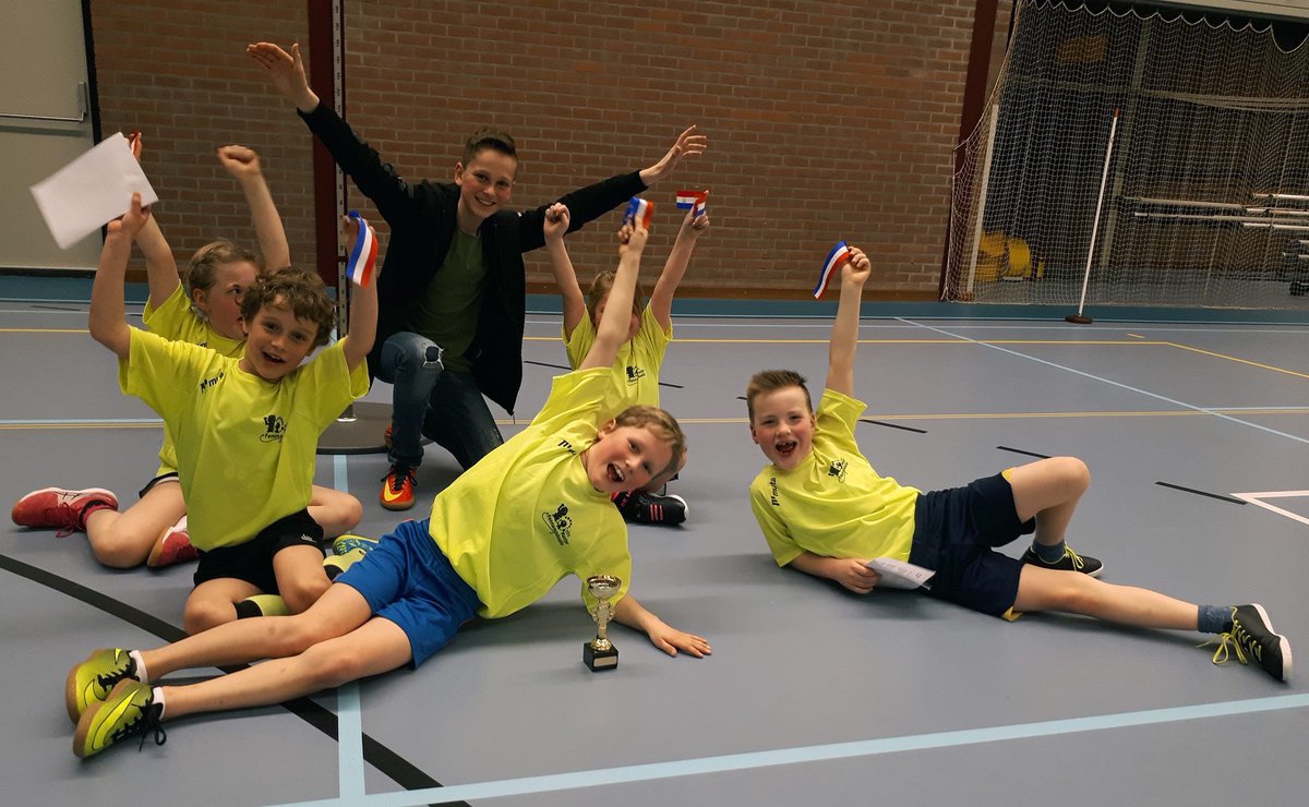 KF De Walden #Schoolkorfbaltoernooi 2018 - Oenkerk
Toernooi voor de groepen 3/4 met 12 teams.
Team Master Fennemaskoalle werd eerste.
Lars, Milan, Rick, Tineke en Anna goed gedaan!
Dank aan Nils en Richard Faber voor het uitstekende coachwerk!
