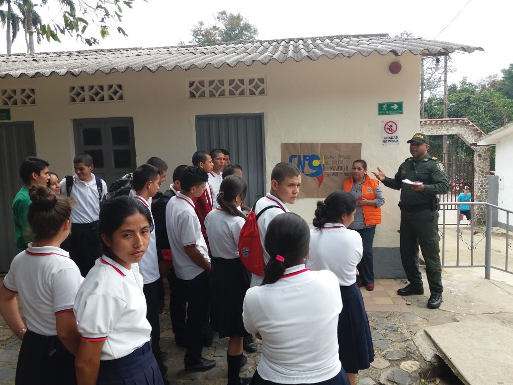 PoliciaNteSder's tweet photo. En compañía de la Comisaría de Familia de #SalazarDeLasPalmas, socializamos el #CodigoDeConvivencia, especialmente los artículos relacionados con las instituciones educativas, niñ@s y adolescentes. https://t.co/GFeOubAjwc