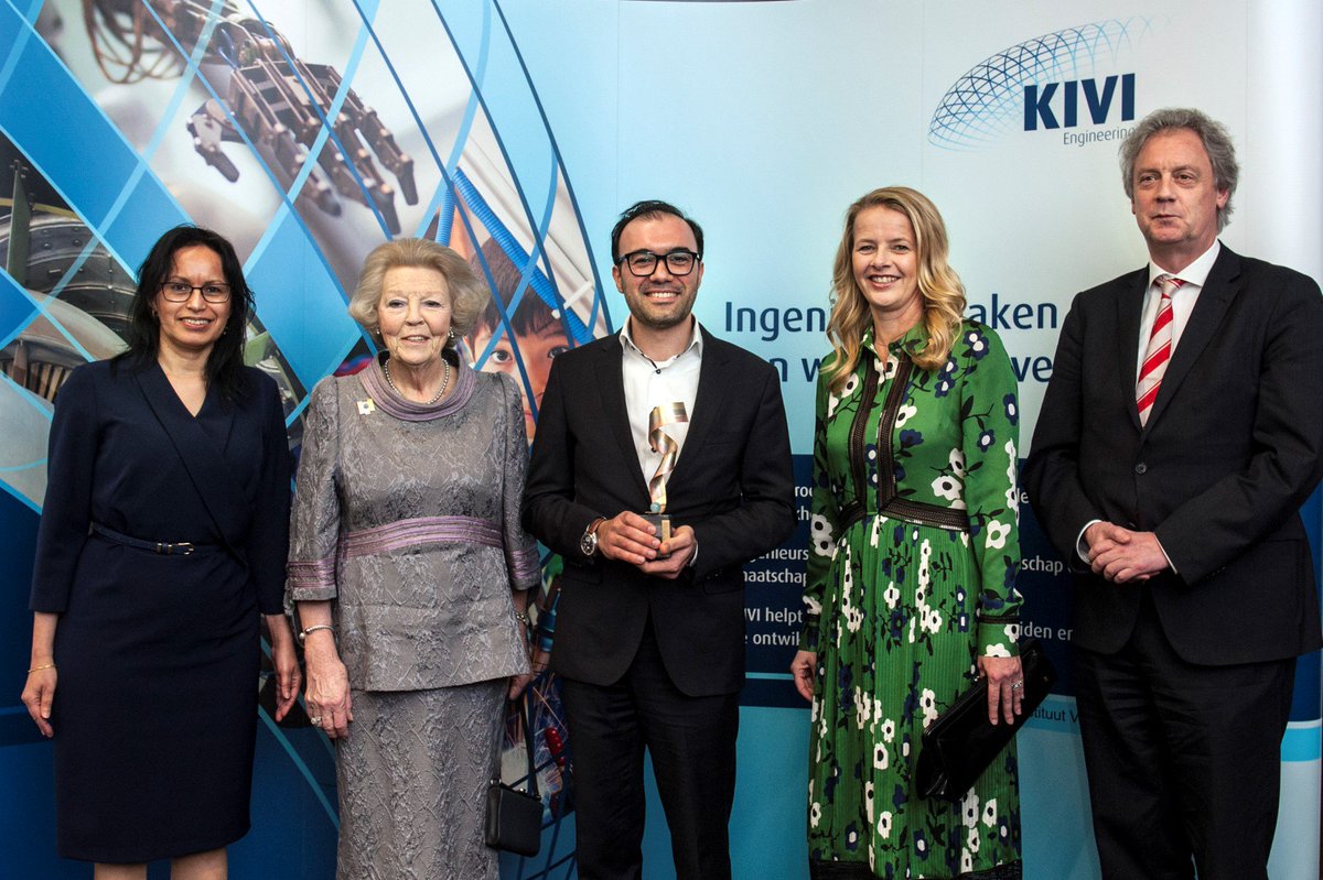 Nima Tolou, mede-oprichter van de startup Flexous en universitair docent in precisiemechatronica aan de <a href="/tudelft/">TU Delft</a> is vandaag verkozen tot Ingenieur van het Jaar 2018. Hij ontving de Prins Friso Ingenieursprijs kivi.nl/nieuws/artikel…