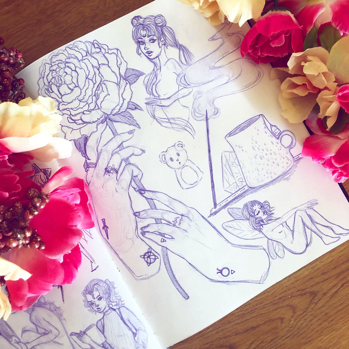 MKyleCreations's tweet photo. Maybe my favorite sketch page so far... #sketchbook #peony #art https://t.co/NKeJt5FyfX
