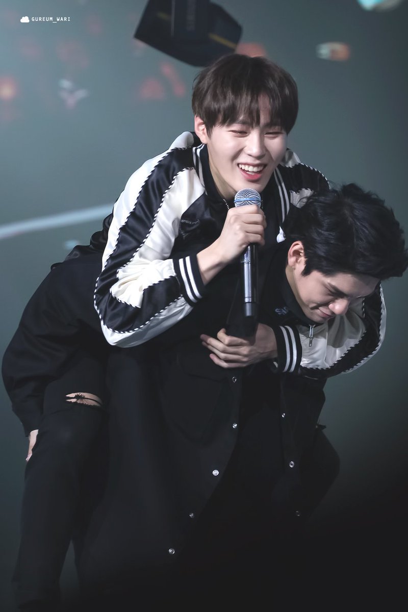 barash1707's tweet photo. Феечке всея #WannaOne исполняется сегодня 24(25) лет.🎉✨

Облачко, которое укроет от всех бед и погрузит в совсем иной мир своим голосом.🔥

 Улыбайся так же ярко, как и всегда.💞

Мы всегда будем любить тебя, Ха Сонун.☁💕 

#HAPPY_SUNGWOON_DAY https://t.co/VWnP7RTYqo