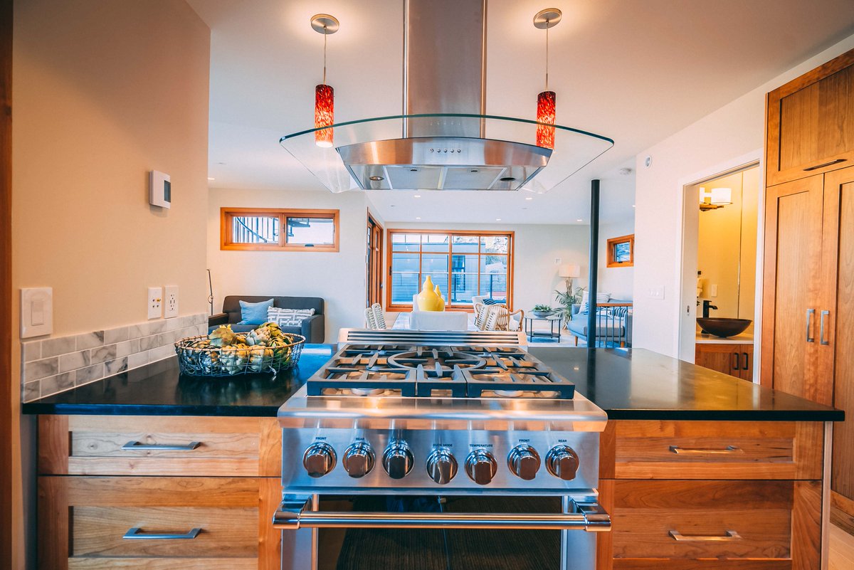 seattleafloat's tweet photo. Portage Bay New Construction Floating Home $2,100,000  More info on https://t.co/csEeHxWc6V #seattlefloatinghomes #portagebayloop #seattlehouseboats #lakeunionlife https://t.co/7f4WhekoHh https://t.co/W9MW93iAnC