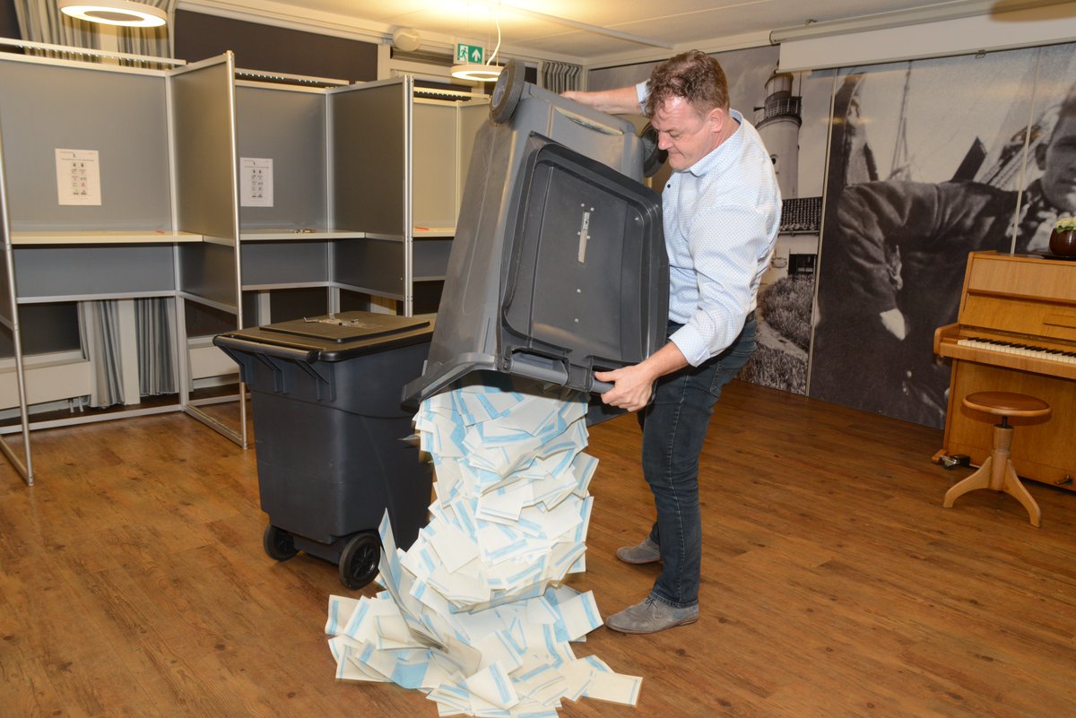 #nou Het tellen begint met het legen van de stemcontainers