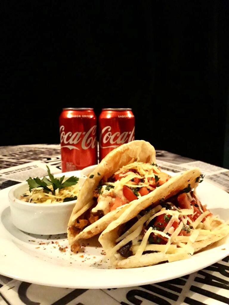 seven_7bar's tweet photo. Este JUEVesBICOCA, la promo RANDOM es de:

🔹 2 TACOS (carne/pollo) + Imperial de Lt o 2 gaseosas a $200!!!! 🔹

Ándale, ándale, ándale...

Te esperamos con esa y todas las demás promos de nuestros #JUEVesBICOCA
#JuevesDiferentes
#SevenBar https://t.co/zJkgnPjzOp