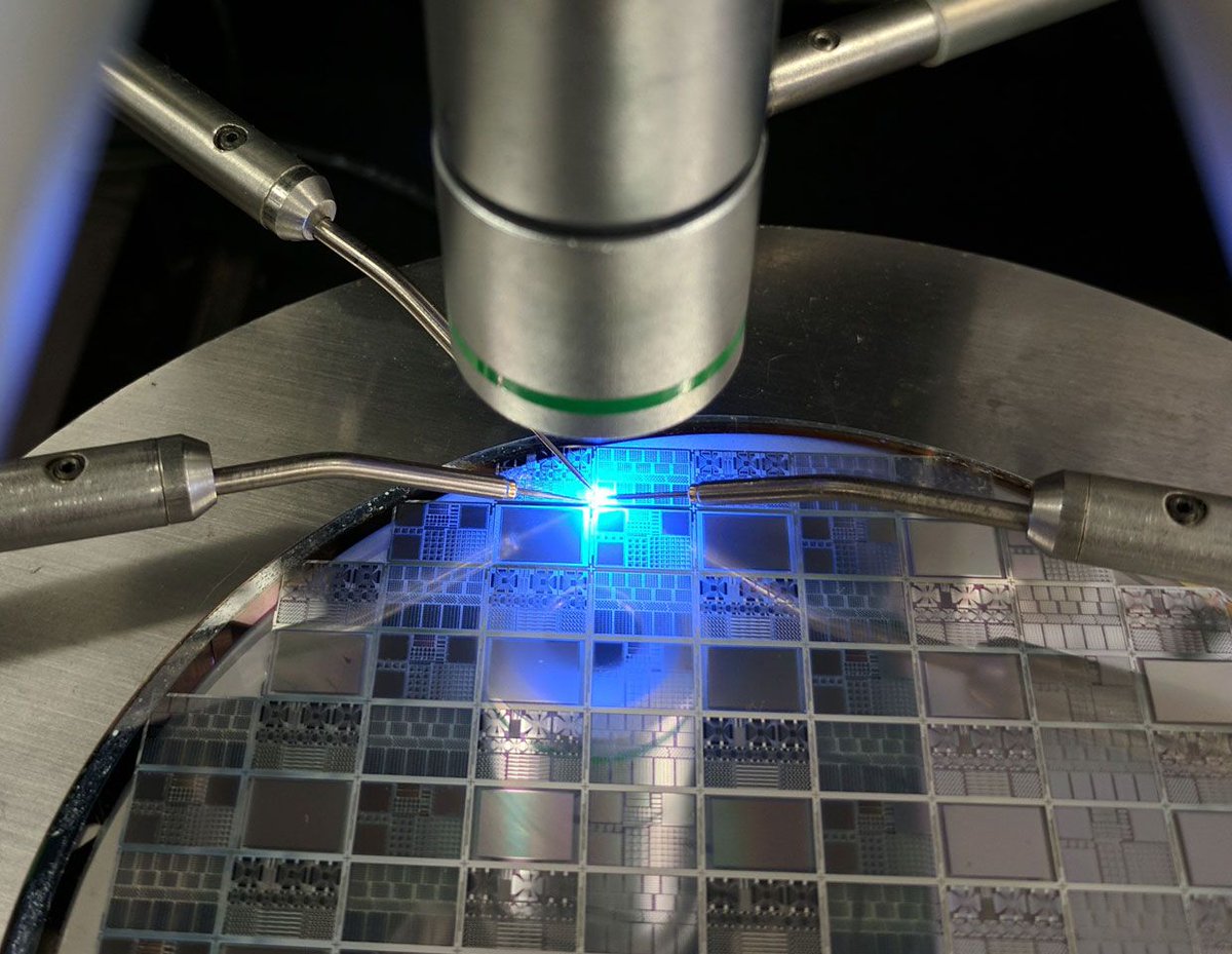 IEEESpectrum's tweet photo. Goodbye, OLEDs and LCDs. Hello, microLEDs: https://t.co/JnGzI4elsD https://t.co/TSTNVpYm5M