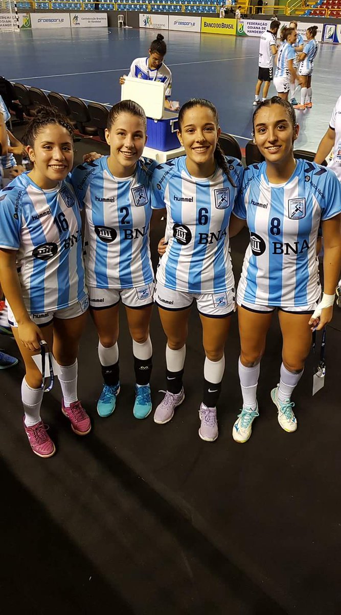 PANAM. JUNIOR 🇦🇷 | De Córdoba para el 🌎: 8 son los goles que llegaron desde la provincia cordobesa para el triunfo de hoy ante Dominicana 🇩🇴 en el debut Panamericano. Los ✒ <a href="/iri_olmos/">Iri</a>, <a href="/camiharo2/">Cami Haro</a>, <a href="/eugemellano/">Euge Mellano</a> y <a href="/Bruneyudica/">Brunella</a> por duplicado.
