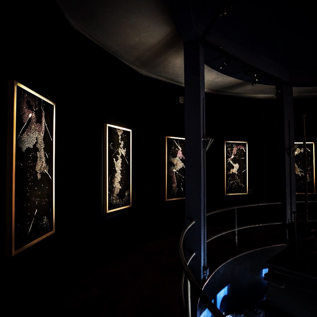 E poi, solo al buio si vedono le stelle. Ma questo lui lo sa. #sarapallavicini #universoQ 

#quirinognutti "L'illusione del mio tempo" mostra a cura di <a href="/GBGuerri/">GiordanoBrunoGuerri</a> 
#mas #vittorialedegliitaliani 

#Contemplazioni 

fotografie di Nicolò Brunelli