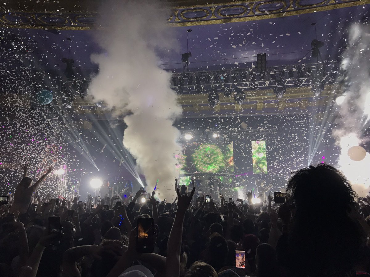 mdb414's tweet photo. An extracurricular activity that is available to all on the East side of Milwaukee is to attend a concert at @therave! One of the oldest, and largest concert halls in the world. Pictures is a dynamic duo, @wearegalantis! #csubb203_Spr18 #Rave https://t.co/fdQiPhTfE3