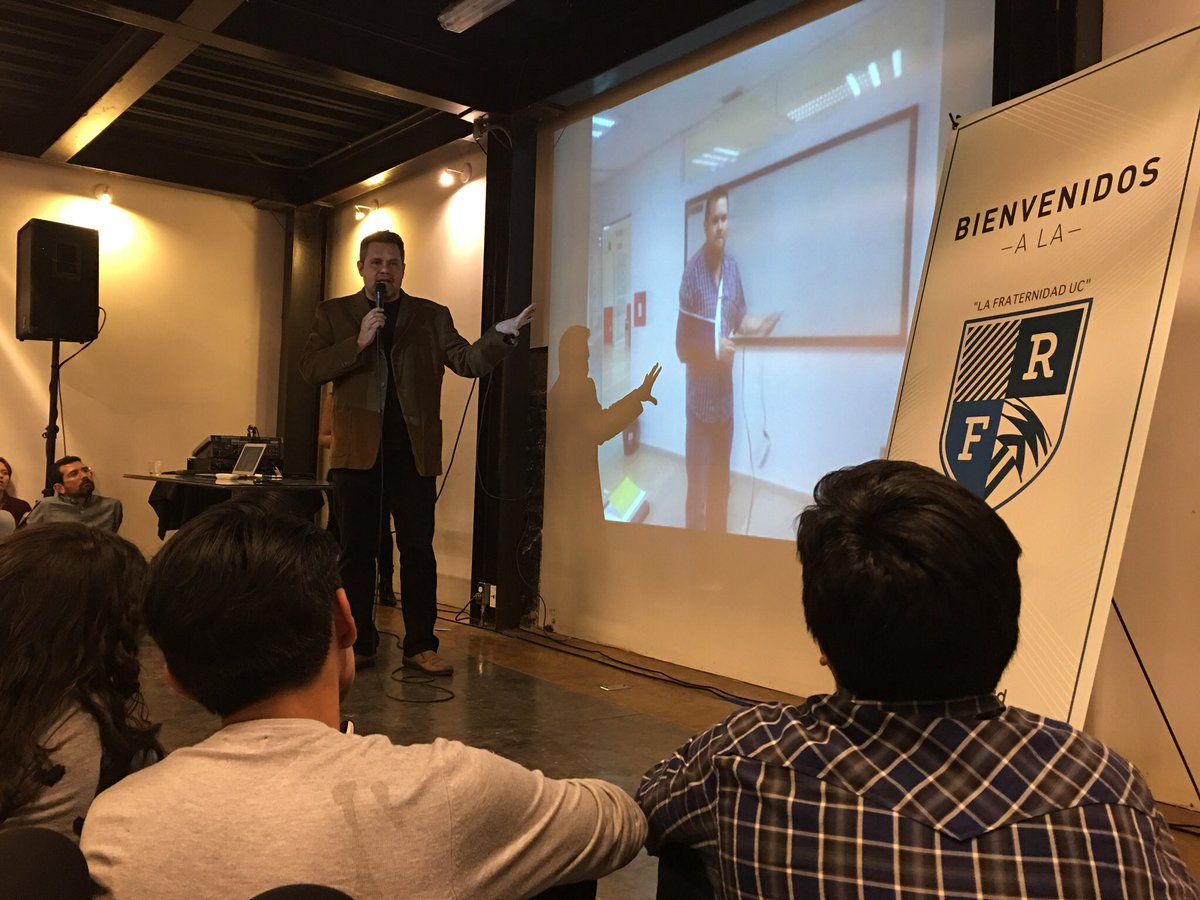 “Ustedes pueden elegir crecer”. @RicardoCornejoB hablando de sus fracasos en <a href="/FuckupNight/">Fuckup Nights</a>.