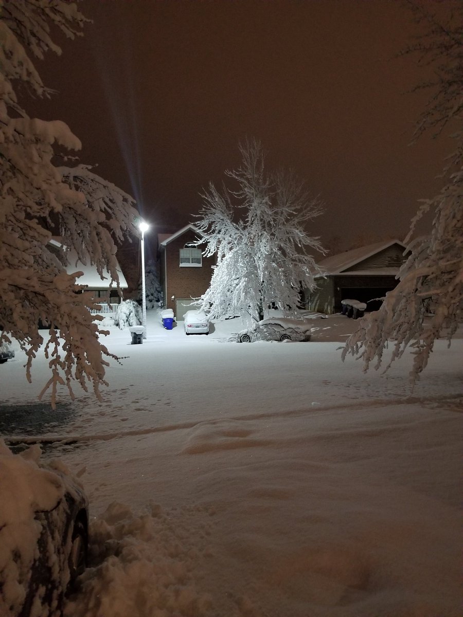 ShowtymePromot1's tweet photo. Ugh this damm winter shit never ends https://t.co/Fox3zPCEM9