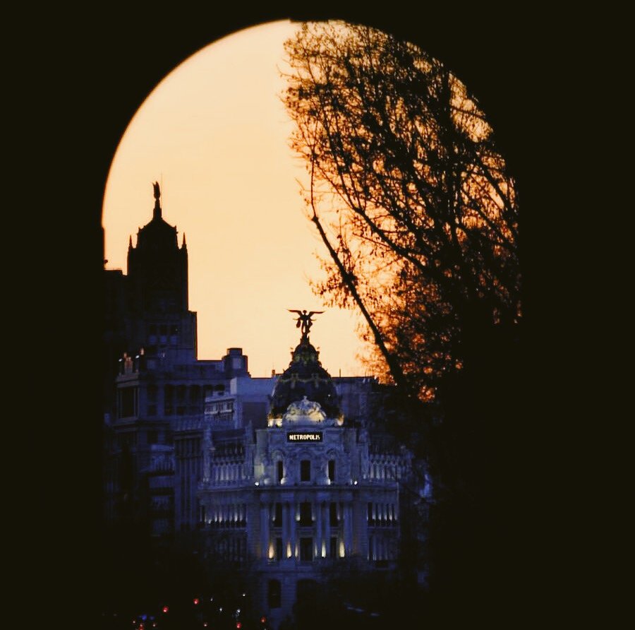 restfoxmadrid's tweet photo. Cuando un arco dibuja una luna llena, un anochecer parece suspirar sueños dorados y esta ciudad seduce, para quienes la miran cada día como al primer amor ¡Como la 1a. vez que descubriste las maravillas que salen de la cocina de #FOXbyDiegoFraile! 🙂🙂(📷#IG: @cangrejosciegos ) https://t.co/QxwuwnZ44H