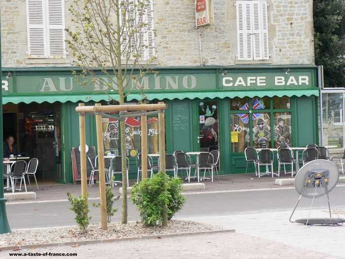 A cafe/bar in the village of Sainte Mere Eglise 

#France #travel #Normandy buff.ly/2HO6cFy 

#SainteMereEglise