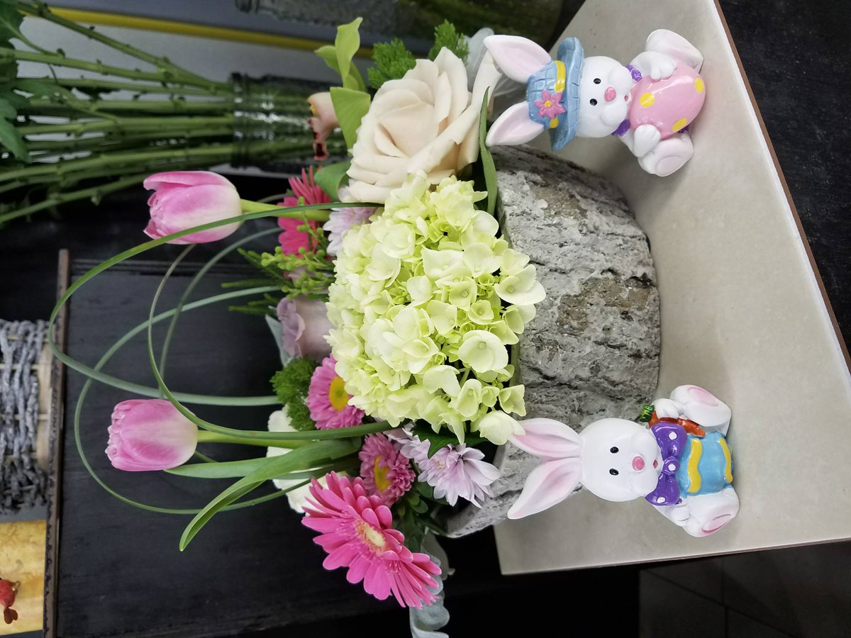 kikosflowers's tweet photo. Spring has sprung here at Kiko's! Hop on in and check out our latest creations! #springflowers #florist #flowershop #familybusiness #60068  #parkridgeflorist #instaflowers #floristsofinstagram #floristry #flowersofinstagram https://t.co/7fuktHkshc