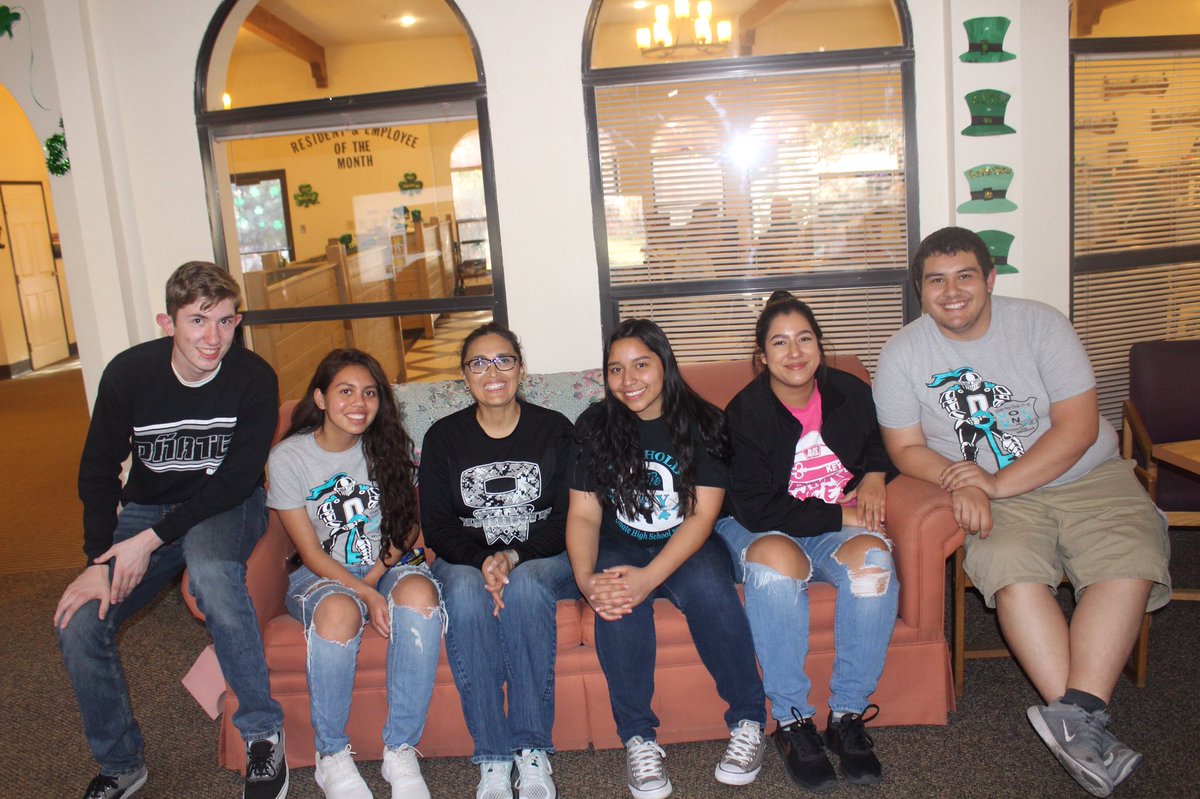 OnateKeyClub's tweet photo. Oñate Key Club at #Gen2000 💙🏰⚔️ https://t.co/UmXYzzZXnb