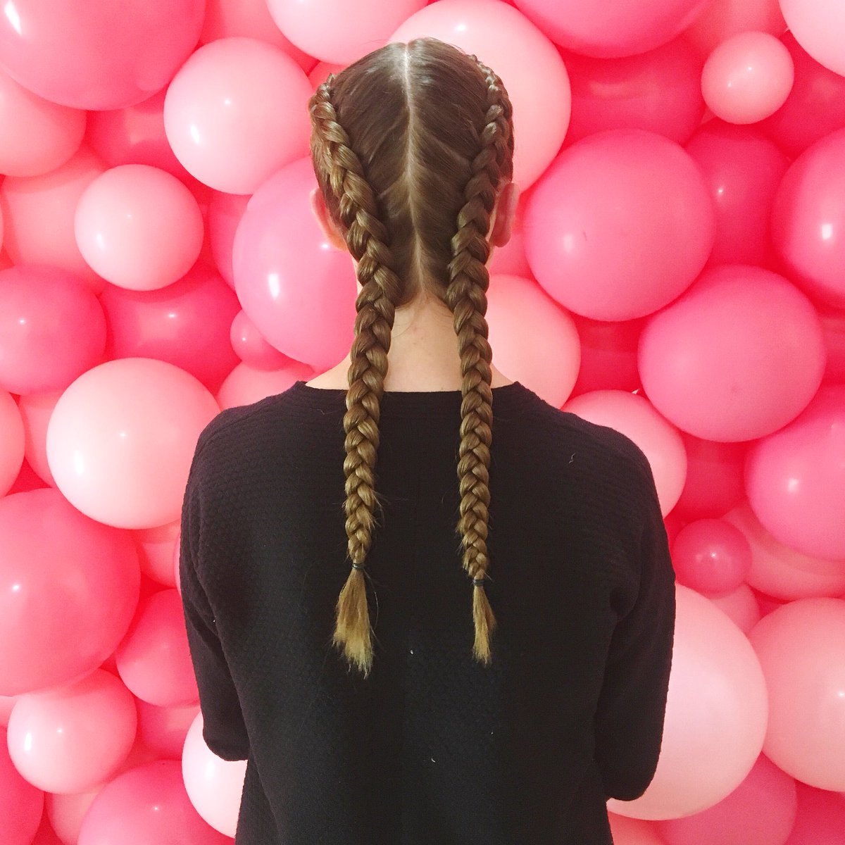 jessicaeduke's tweet photo. @GlamourMagUK You were a dream! What a fantastic event. Will definitely be back. #glamourbeautyfest 💛👑💄💋 https://t.co/PGj4s9Zp4I