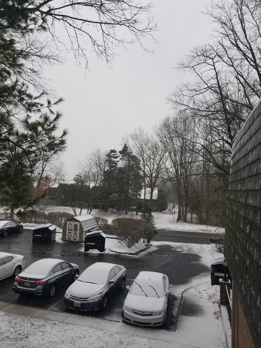 rmuse214's tweet photo. 9am and 5pm. Supposed to get 6+ more inches and now that the sun is going down its supposed to stick more.  #SnowDay #SnowStorm #2ndDayOfSpring #NeverEndingWinter #NorthBrunswick #NewJersey https://t.co/J7vdbtSx3c