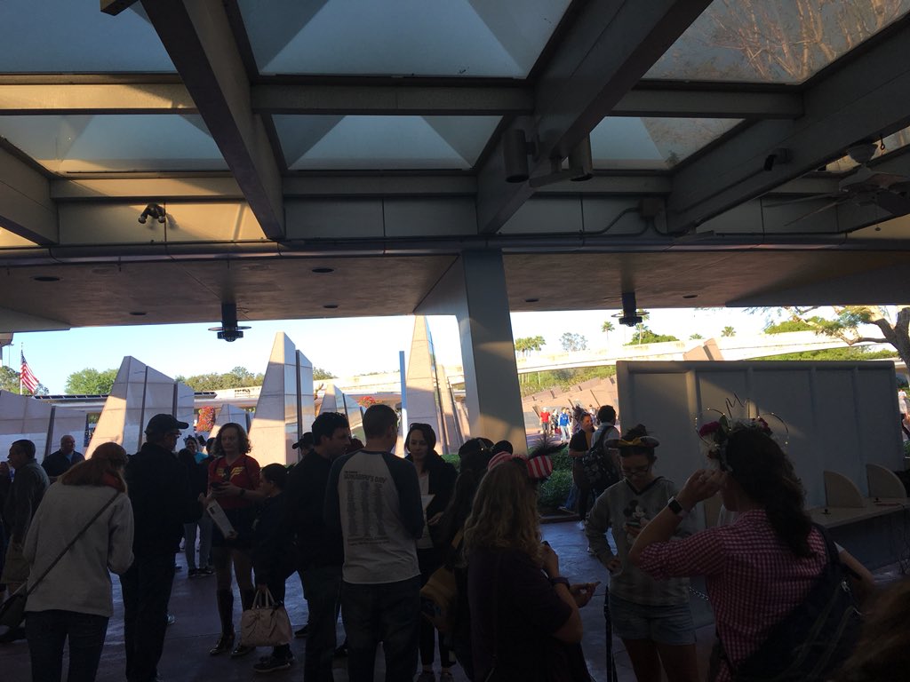 Wdwoffthecuff's tweet photo. Final minutes before the launch of the Epcot Photo Hunt!! https://t.co/UpSZifZwk1