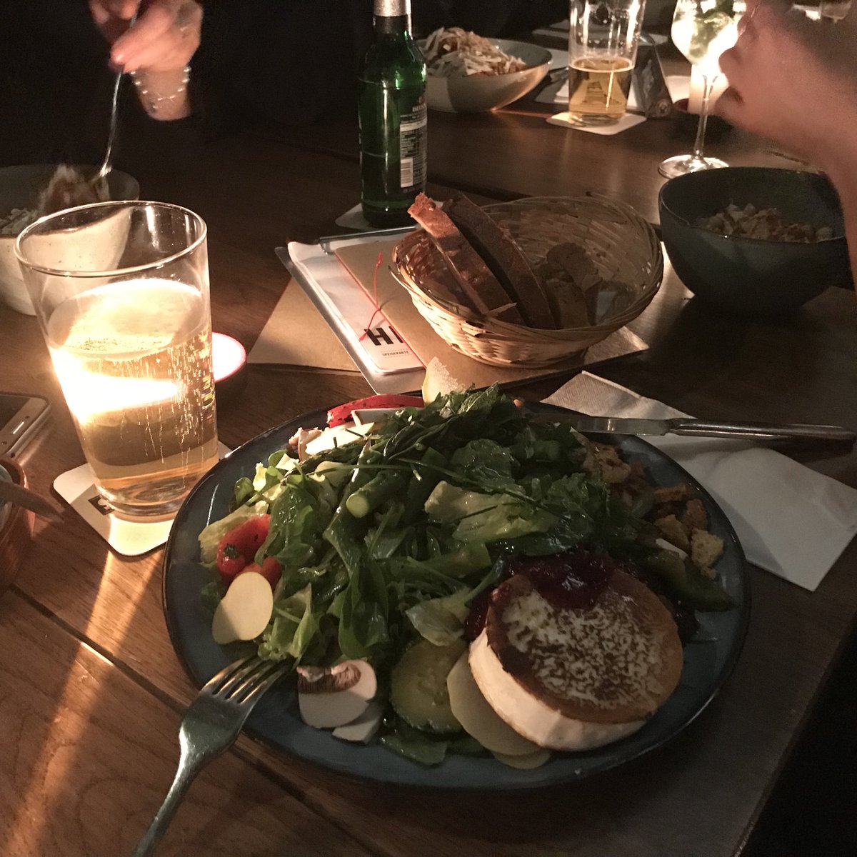 kathrinlanz's tweet photo. Ein guter Abend endet mit gutem Essen und guten Gesprächen 😋 Toll, dass ihr dabei wart @_Schmitt_Tina @thuibui @DanielJHanke @ASteverding und viele mehr #OWmeetsLPRS #LPRSAlumni #Alumnigoals @OliverWyman @LPRS_eV https://t.co/P8Wj7otnXM