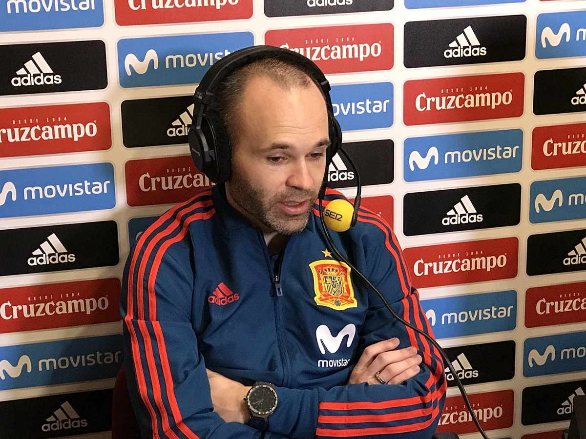mariotorrejon's tweet photo. Esta semana la oficina está llena de visitas ilustres. Hoy @andresiniesta8 en @ellarguero. Espectacular! La magia de la sencillez #IniestaConManu https://t.co/KDKxkXp2wC