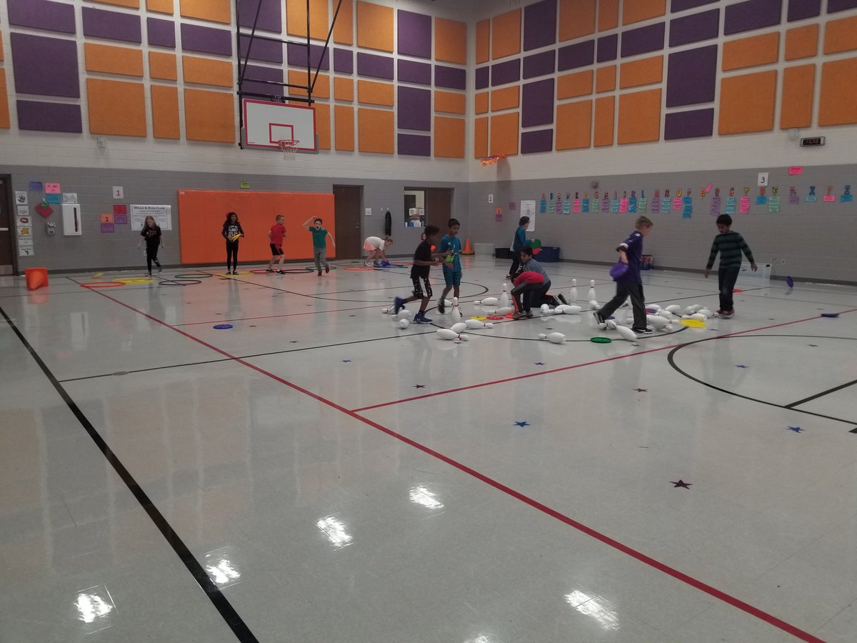 CoachJamesPE's tweet photo. #Striking&Accuracy #FrisbeeBowling #Active #HavingFun #VaughnPE #VaughnElementary #HealthyZoneSchoolInTraining https://t.co/i08KPYi50Y