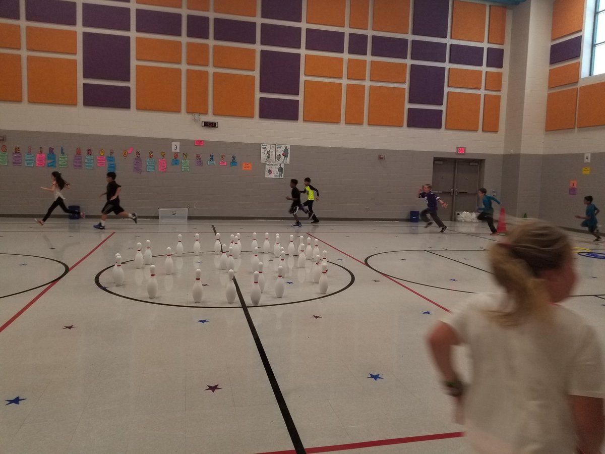 CoachJamesPE's tweet photo. #Striking&Accuracy #FrisbeeBowling #Active #HavingFun #VaughnPE #VaughnElementary #HealthyZoneSchoolInTraining https://t.co/i08KPYi50Y