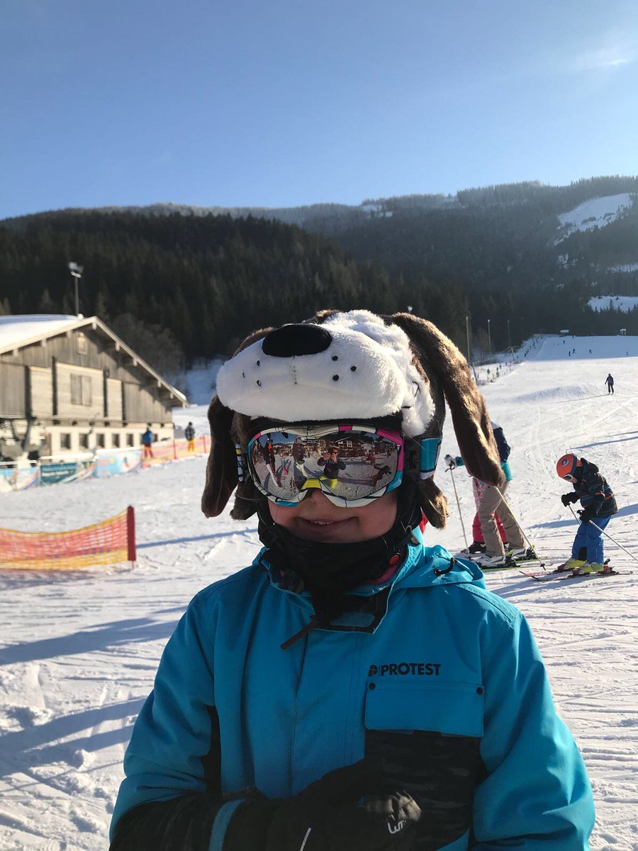 Hoxyheads's tweet photo. De afgelopen tijd hebben we weer heel wat foto's ontvangen van Hoxyheads-fans in de sneeuw! Heb jij ook een leuke Hoxyheads foto? Mail hem naar info@hoxyheads.com! #skihelmcover #hoxyheads https://t.co/ehXDZUQwKl