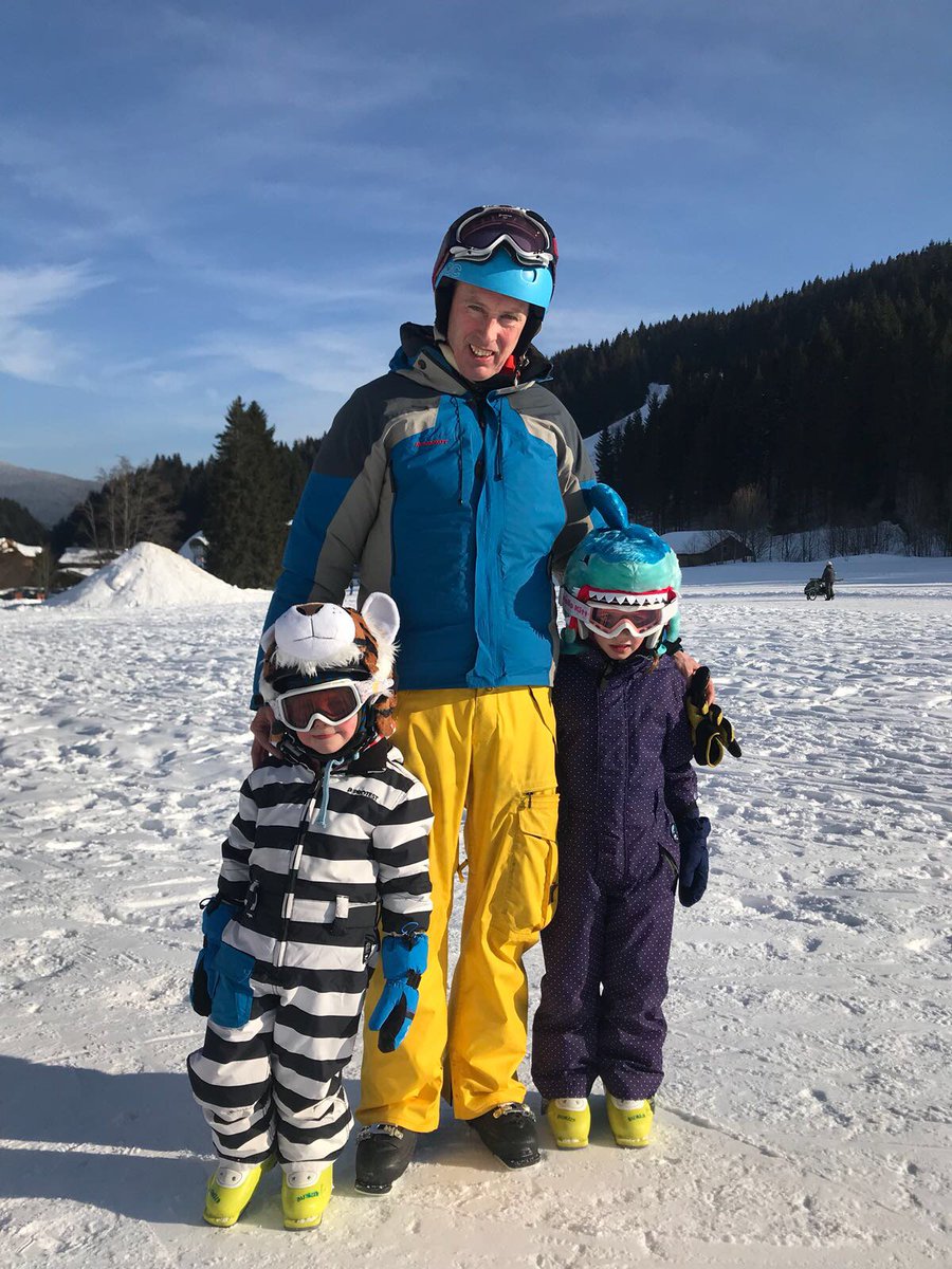 Hoxyheads's tweet photo. De afgelopen tijd hebben we weer heel wat foto's ontvangen van Hoxyheads-fans in de sneeuw! Heb jij ook een leuke Hoxyheads foto? Mail hem naar info@hoxyheads.com! #skihelmcover #hoxyheads https://t.co/ehXDZUQwKl