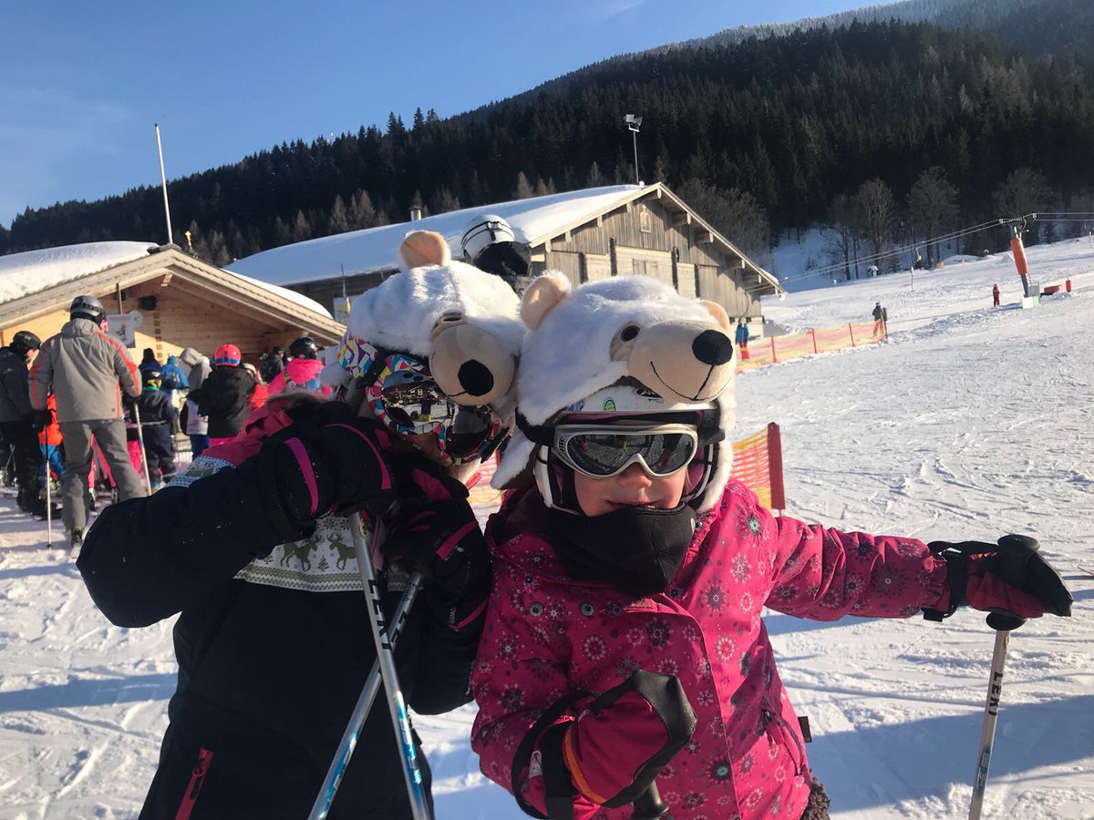 Hoxyheads's tweet photo. De afgelopen tijd hebben we weer heel wat foto's ontvangen van Hoxyheads-fans in de sneeuw! Heb jij ook een leuke Hoxyheads foto? Mail hem naar info@hoxyheads.com! #skihelmcover #hoxyheads https://t.co/ehXDZUQwKl