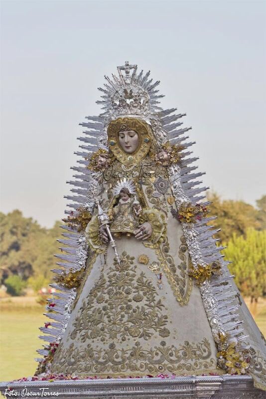 hdadmatrizrocio's tweet photo. La Virgen del Rocío saldrá, D.m, en procesión extraordinaria el próximo 8 de septiembre, para conmemorar el Centenario de la Coronación canónica. En ese día de 1918, la Santa Sede concedía por rescripto la ansiada Coronación, que se haría efectiva el 8 junio de 1919. https://t.co/Rv51FYUYh6