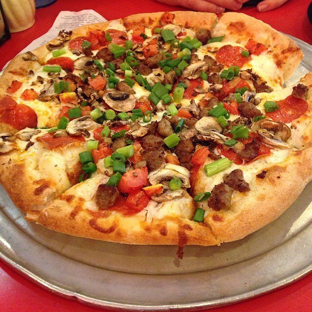 RTPizza_SC's tweet photo. Get lost in creamy garlic sauce on our Italian Garlic Supreme Pizza. #roundtablepizza #pizza 📷: @roundtablepizza #roundtablepizzasanclemente #sanclementepizza #sanjuancapistranorestaurants #ocpizza #pizzarestaurants #pizzalovers #ocmoms #sanclementehighschool #pizzatoday https://t.co/aMhiwBTfkw