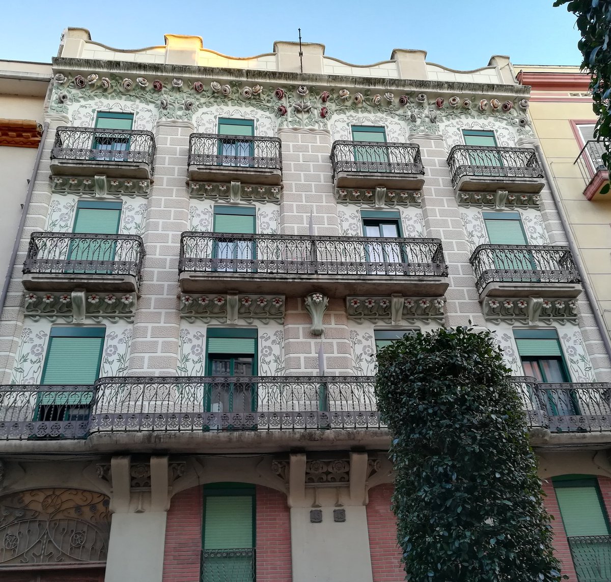 silviaprsrb's tweet photo. #Primavera a les façanes 
#AnyCaselles #Reus #modernisme https://t.co/Ghmx2vKu49