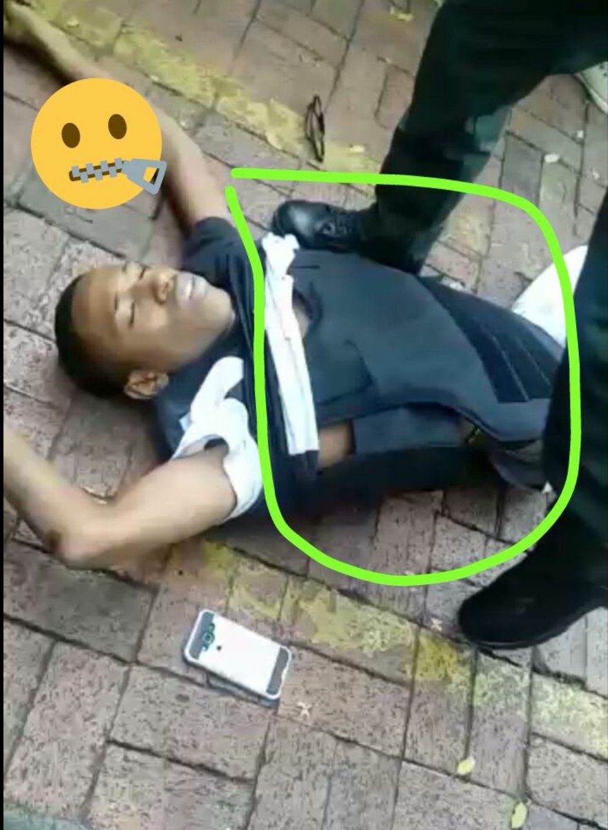 JOHN_ALEX21's tweet photo. La inseguridad está tan "berraca" en Colombia, que ahora hasta los delincuentes usan chaleco antibalas...Al parecer a los sicarios ya no los protege ni su "patrona". @GeneralNietoR @DCoronell @GaulaPolicia @claudiapalacios @CGurisattiNTN24 @VickyDavilaH https://t.co/wclMvfCMuv