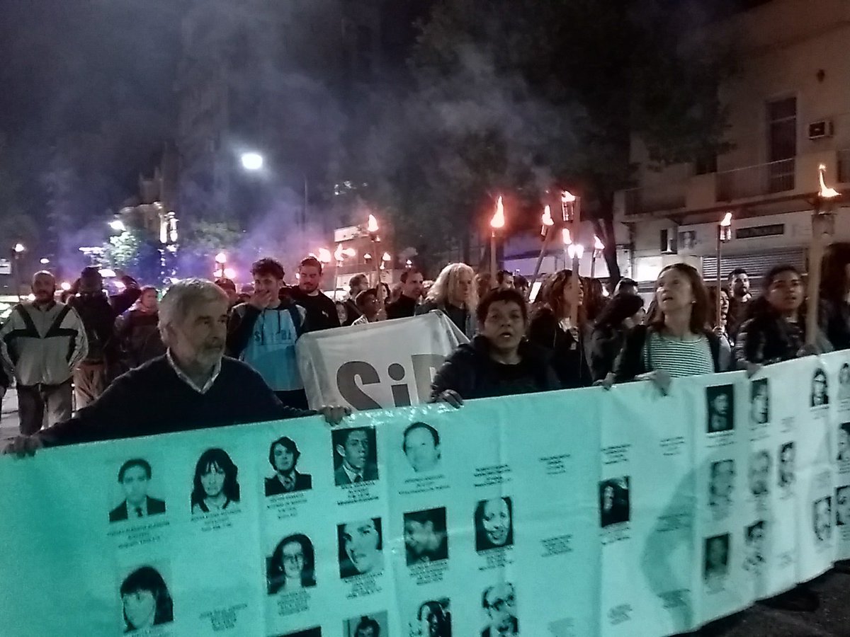 #AHORA Marcha de antorchas | A 3 días del #24deMarzo vecinos, vecinas, organizaciones y organismos de DDHH movilizan para recordar a los y las desaparecidas del barrio de San Cristóbal.