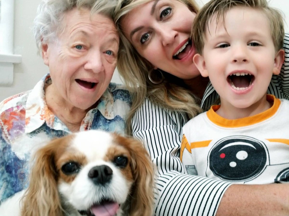 FAMILY SELFIE. #NanaBurch, #SophyBurch, #WendyBurch AND #BradyBurch. (vet waiting room...one chair) #togetherness <a href="/SophyTheDog/">Sophy the Dog</a>, @goodnewswendy <a href="/brady_burch/">Brady Burch</a>