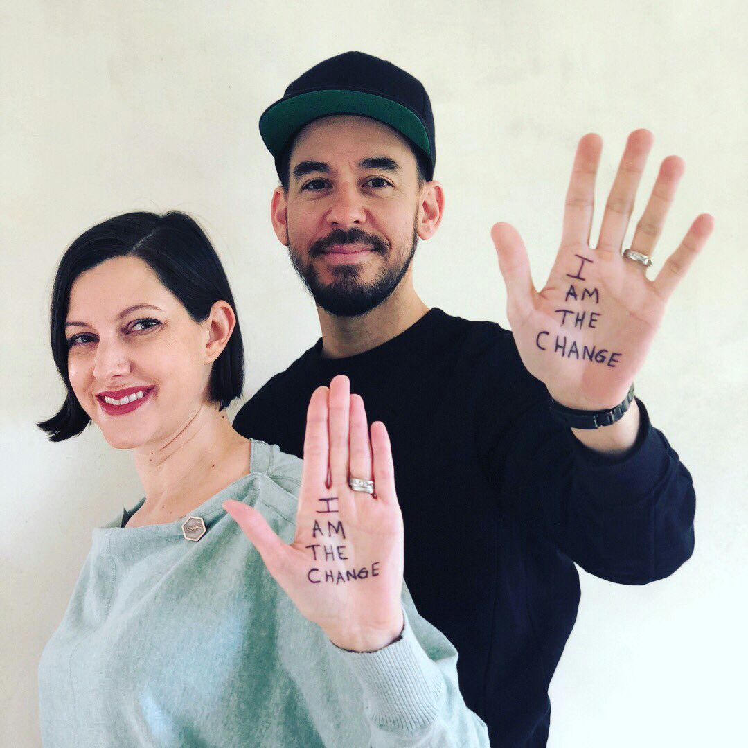 gretelgrimm29's tweet photo. Ayer hubo mucho movimiento en las redes sociales por el aniversario de @ChesterBe #IAmTheChange que propuso @TalindaB Ahora toca seguir apoyando a @mikeshinoda ensu proyecto paraque venga a España.Hagamos ruido!
#MikeShinodaInMadrid #PostTraumaticInSpain @LinkinPark_HUB @LPLive https://t.co/KYIztndocr