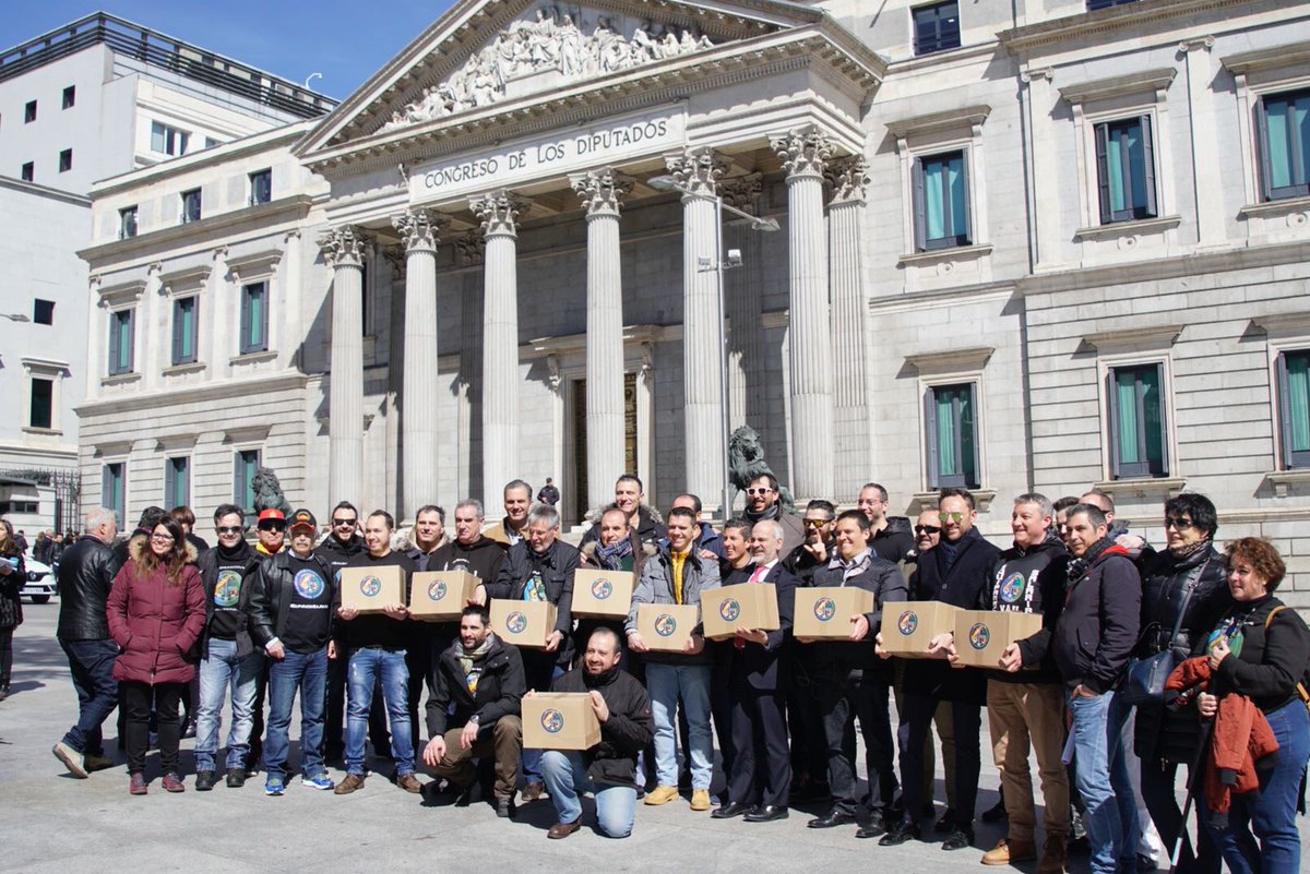 Ortega_Smith's tweet photo. En la presentación de las más de 560000 firmas de la Iniciativa Legislativa Popular de @jusapol para la equiparación real salarial de @policia @guardiacivil con las policías autonómicas.Como siempre una satisfacción poder ayudarles desde @vox_es 
#Jusapol #EquiparaciónYA #VoxUtil https://t.co/SAql0XXXMB