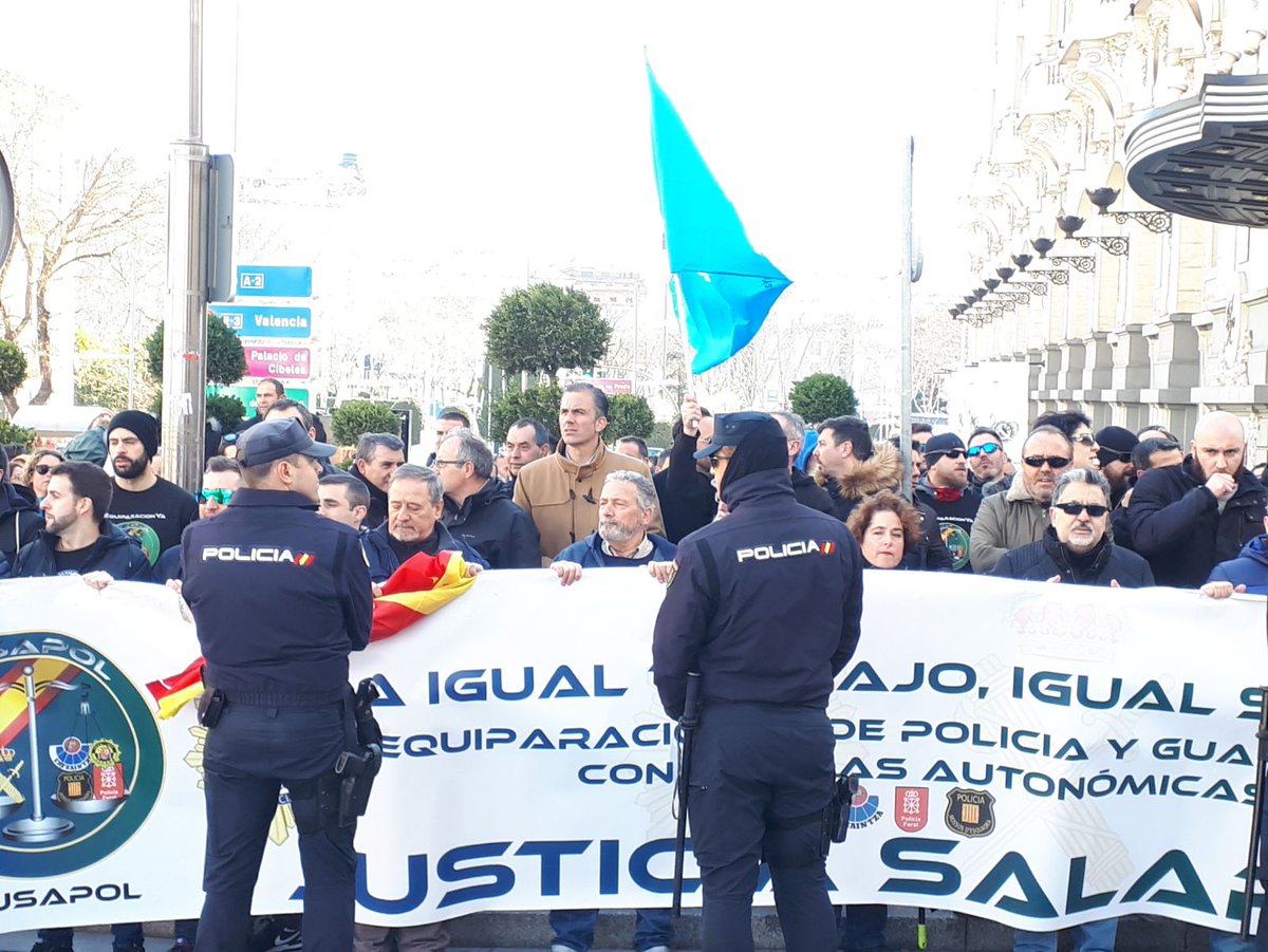 Ortega_Smith's tweet photo. En la presentación de las más de 560000 firmas de la Iniciativa Legislativa Popular de @jusapol para la equiparación real salarial de @policia @guardiacivil con las policías autonómicas.Como siempre una satisfacción poder ayudarles desde @vox_es 
#Jusapol #EquiparaciónYA #VoxUtil https://t.co/SAql0XXXMB