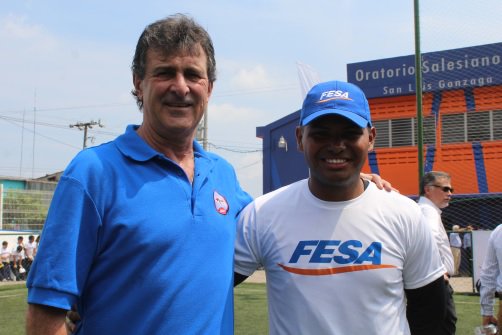 FESAELSALVADOR's tweet photo. Para la familia #FESA fue un honor contar con la visita del campeón mundial en 1978, @ESPNMarioKempes. Gracias por compartir con nosotros en el Centro del Deportista Integral #SantaTecla. Muchos saludos y éxitos siempre.
#FDJENELSALVADOR https://t.co/1QeGj8GSxO