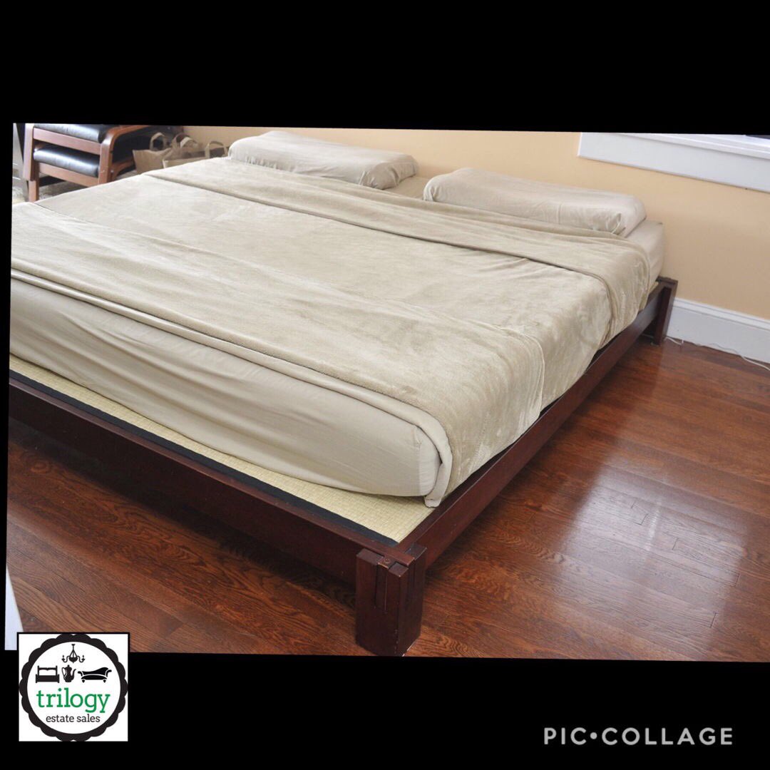 TrilogyEstates's tweet photo. Cozy up in this king size Japanese tatami mat platform bed. 😴 Available at our Wayland sale this Saturday March 24th!
#womenrunbusiness #estatesale #shopsmallma #shoplocalma #roomforthedog #tatamimat #bedroominspo #interiordesigninspo #cozyplaces #higge #namasteinbed #hitsnooze https://t.co/0prJpcxDAT