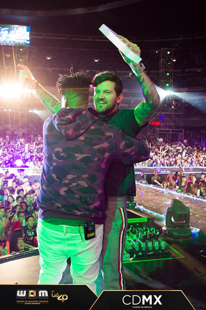 los40mx's tweet photo. ¡Qué noche! Gracias @DILLONFRANCIS por ser parte de los #WDMRadioAwards en #CDMX 👉https://t.co/DsAOjr9z2K https://t.co/xewClkIrnU
